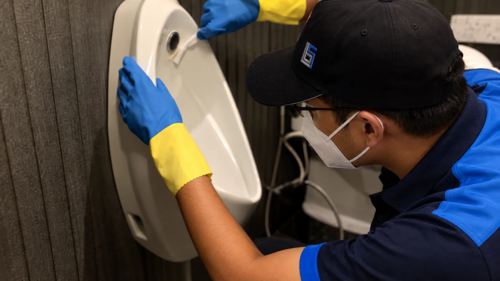 Restroom Fixture Deep Cleaning